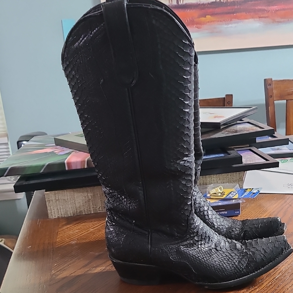 Black Heeled Boots with Textured Leather and Classic Design